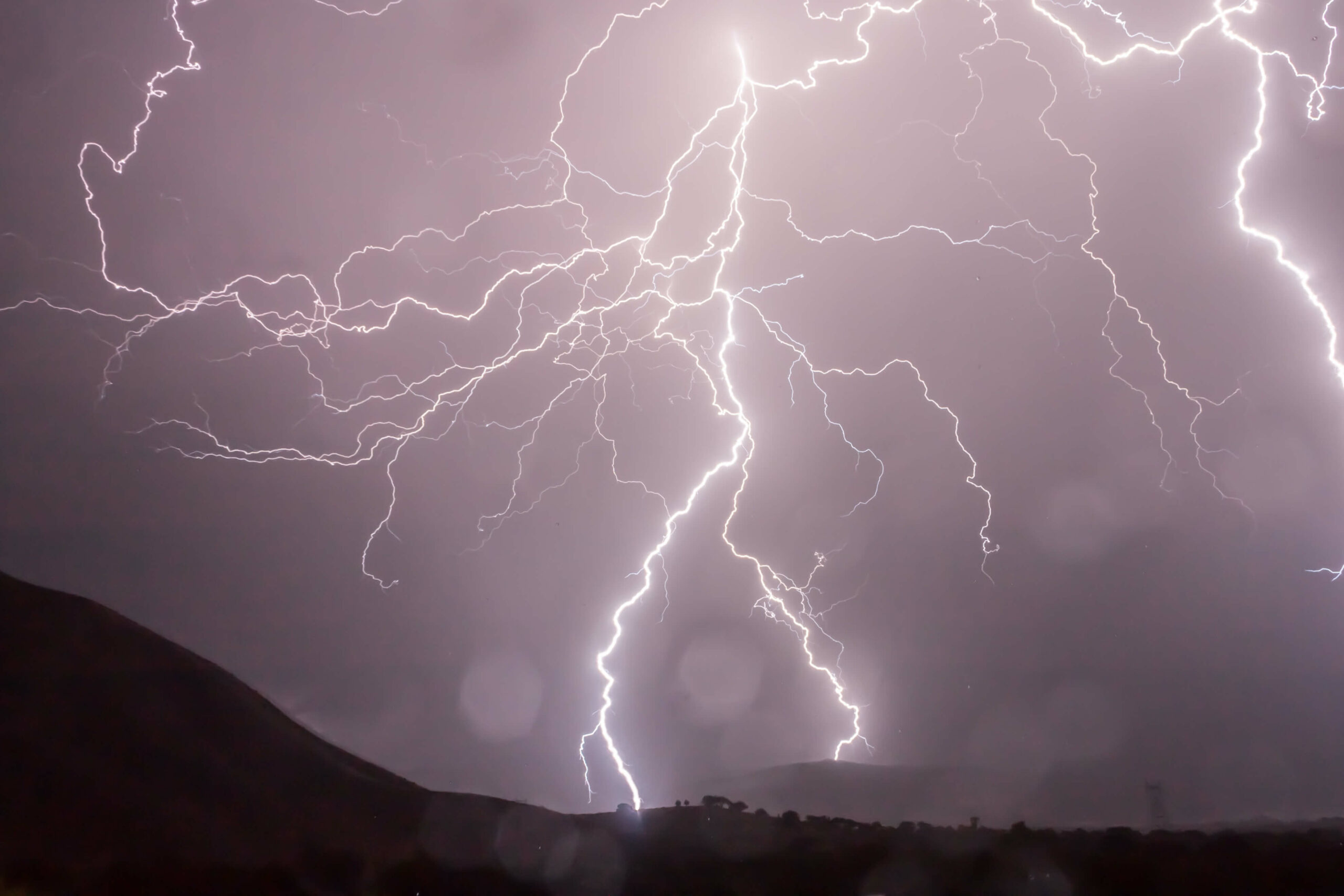 Blitz schlägt zweimal in einer Landschaft ein