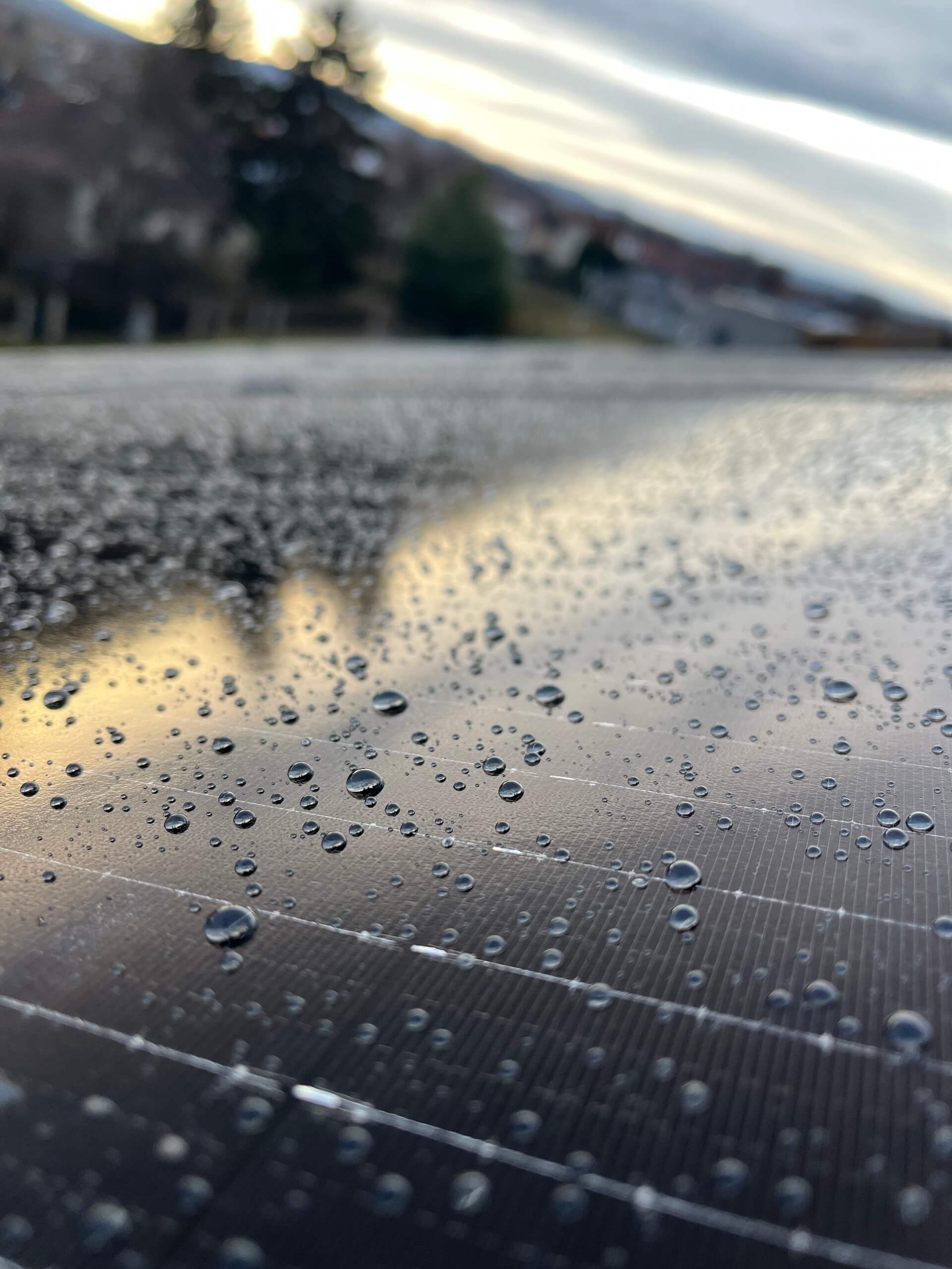 Wassertropfen auf einer Photovoltaikanlage