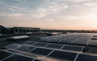 Große Photovoltaikanlage auf einem Firmendach