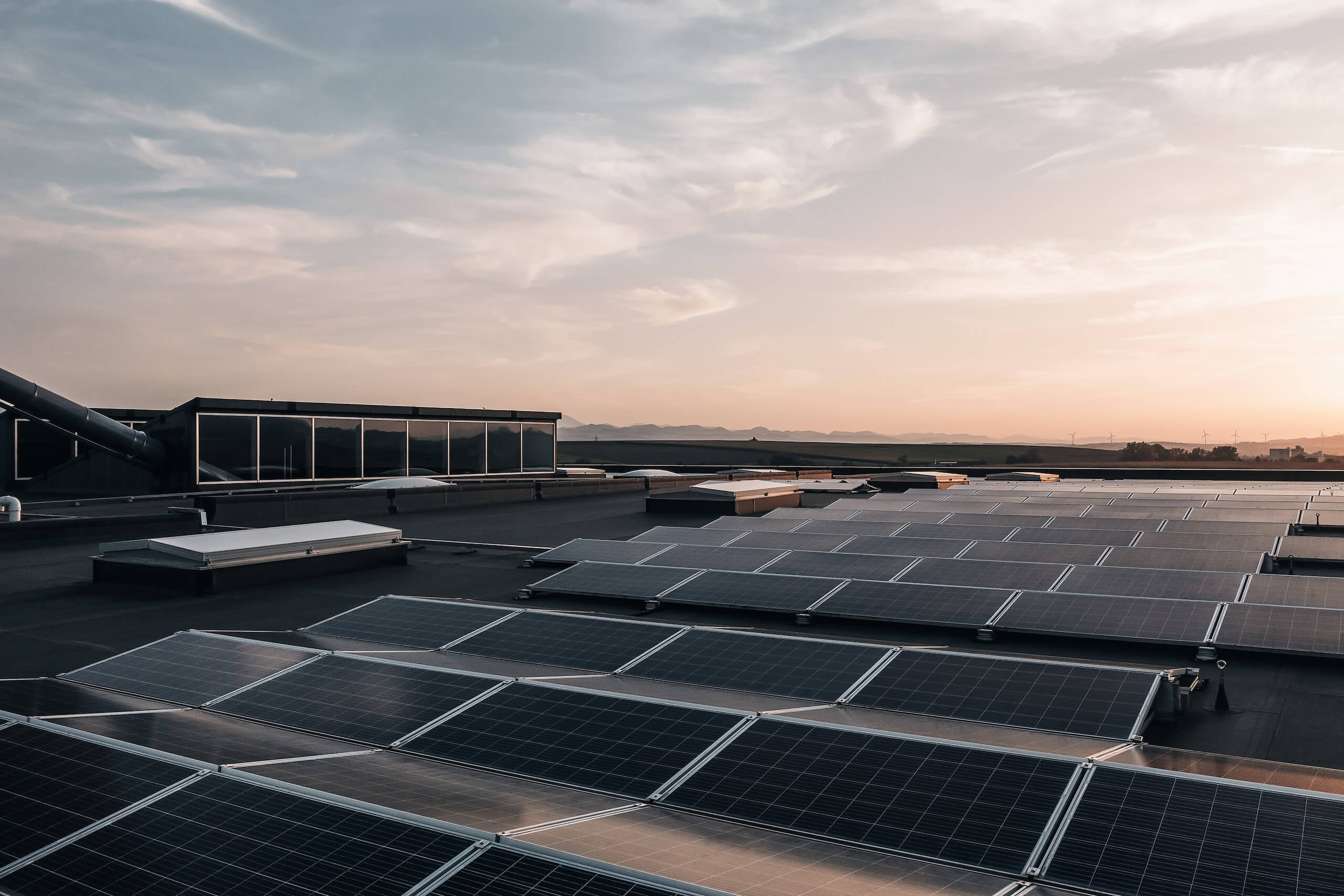 Große Photovoltaikanlage auf einem Firmendach