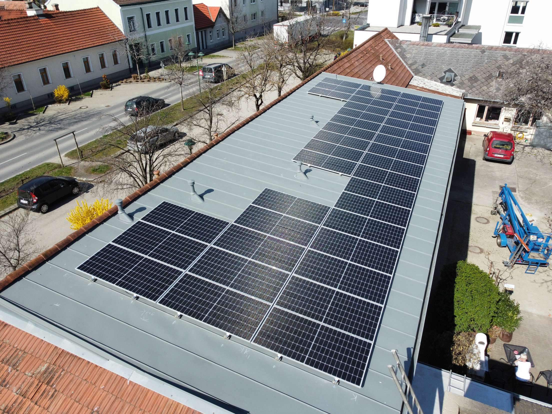Photovoltaikanlage auf einem roten Dach