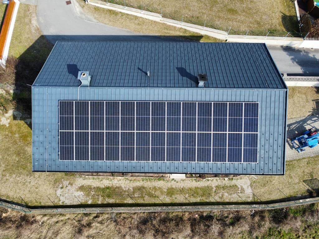 Photovoltaikanlage auf einem blaulichem Dach