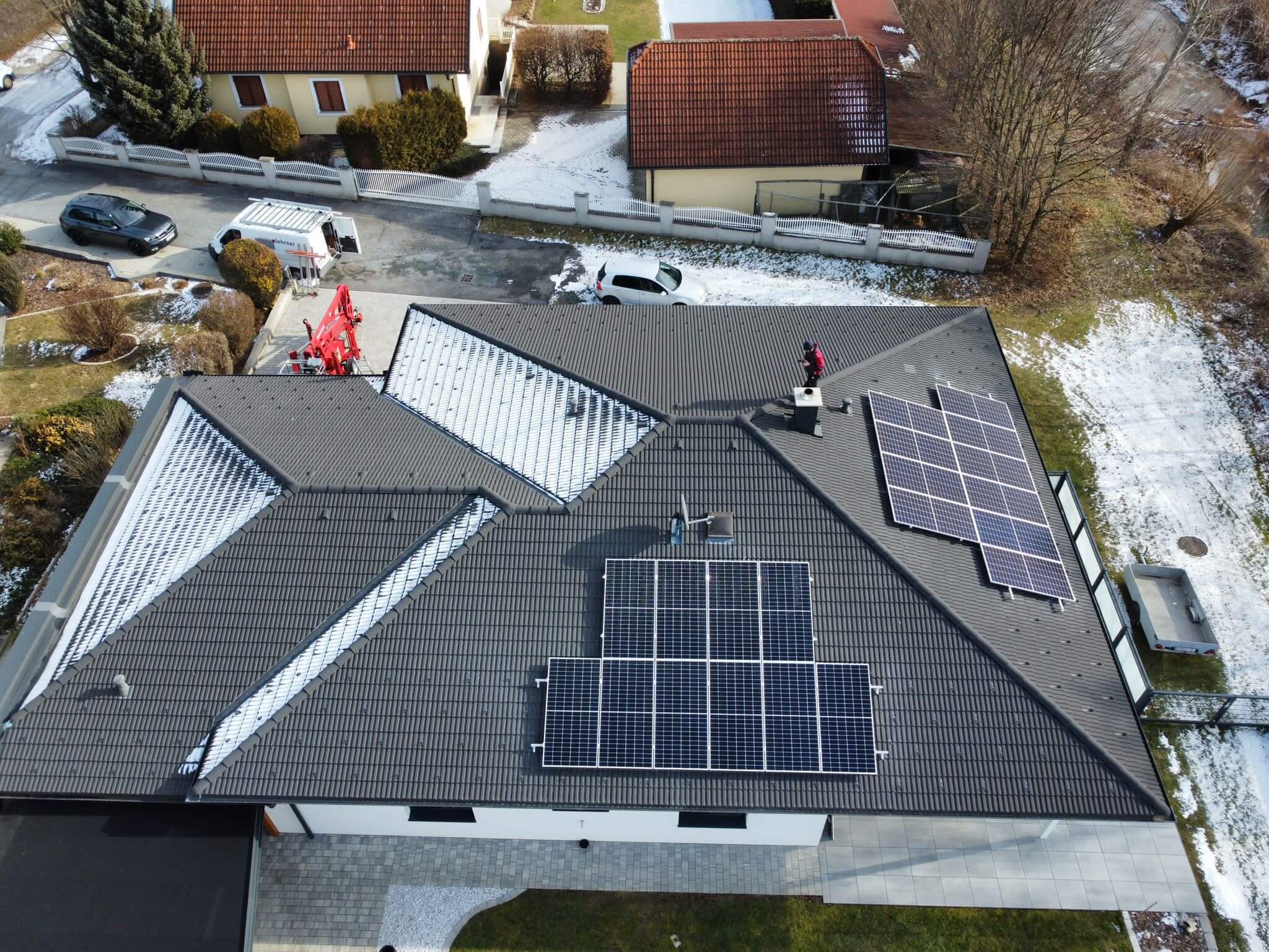 Photovoltaikanlage auf einem grauen Dach im Winter