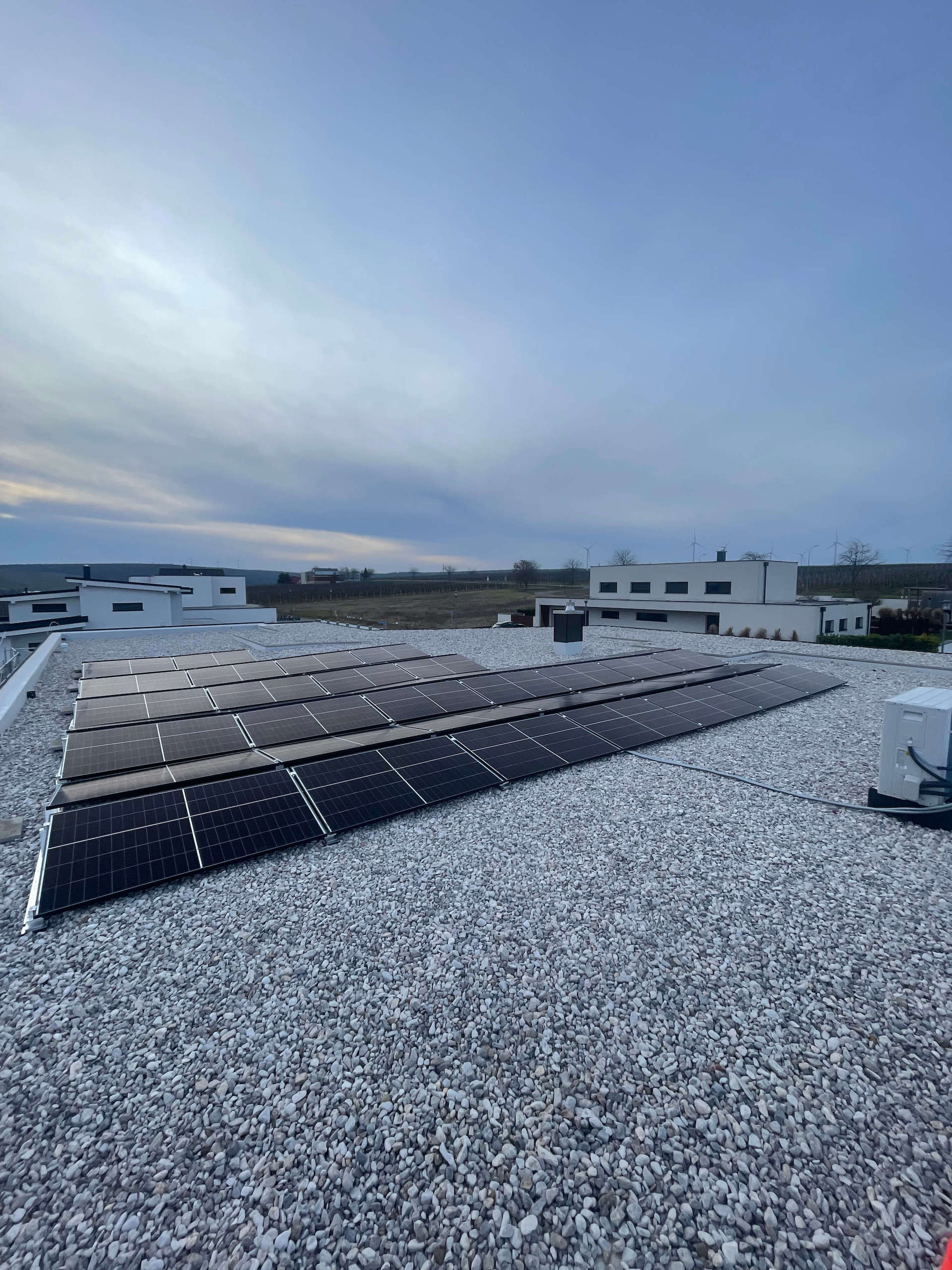 Photovoltaikanlage auf einem geschottertem Flachdach