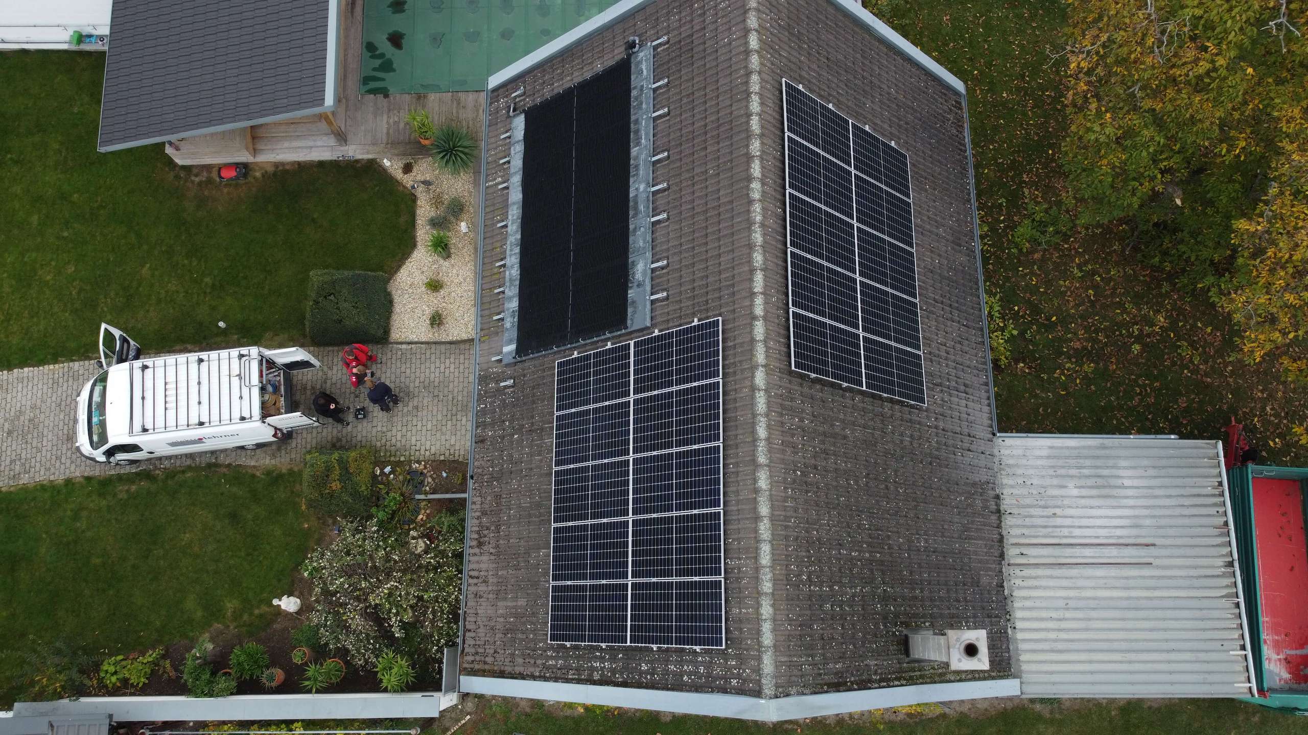 Photovoltaikanlage auf einem braunen Dach