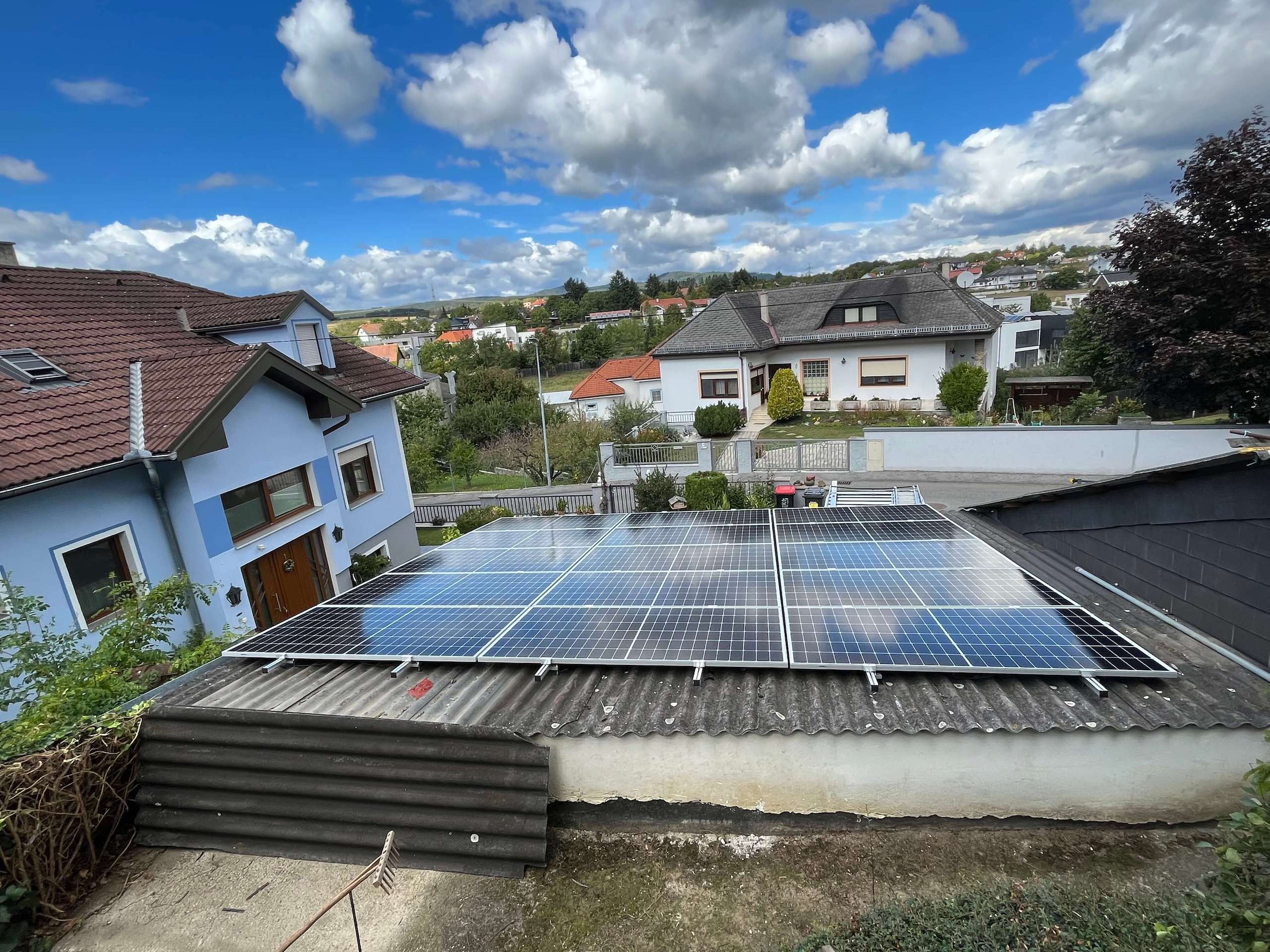 Photovoltaikanlage auf einem grauen Well-Dach