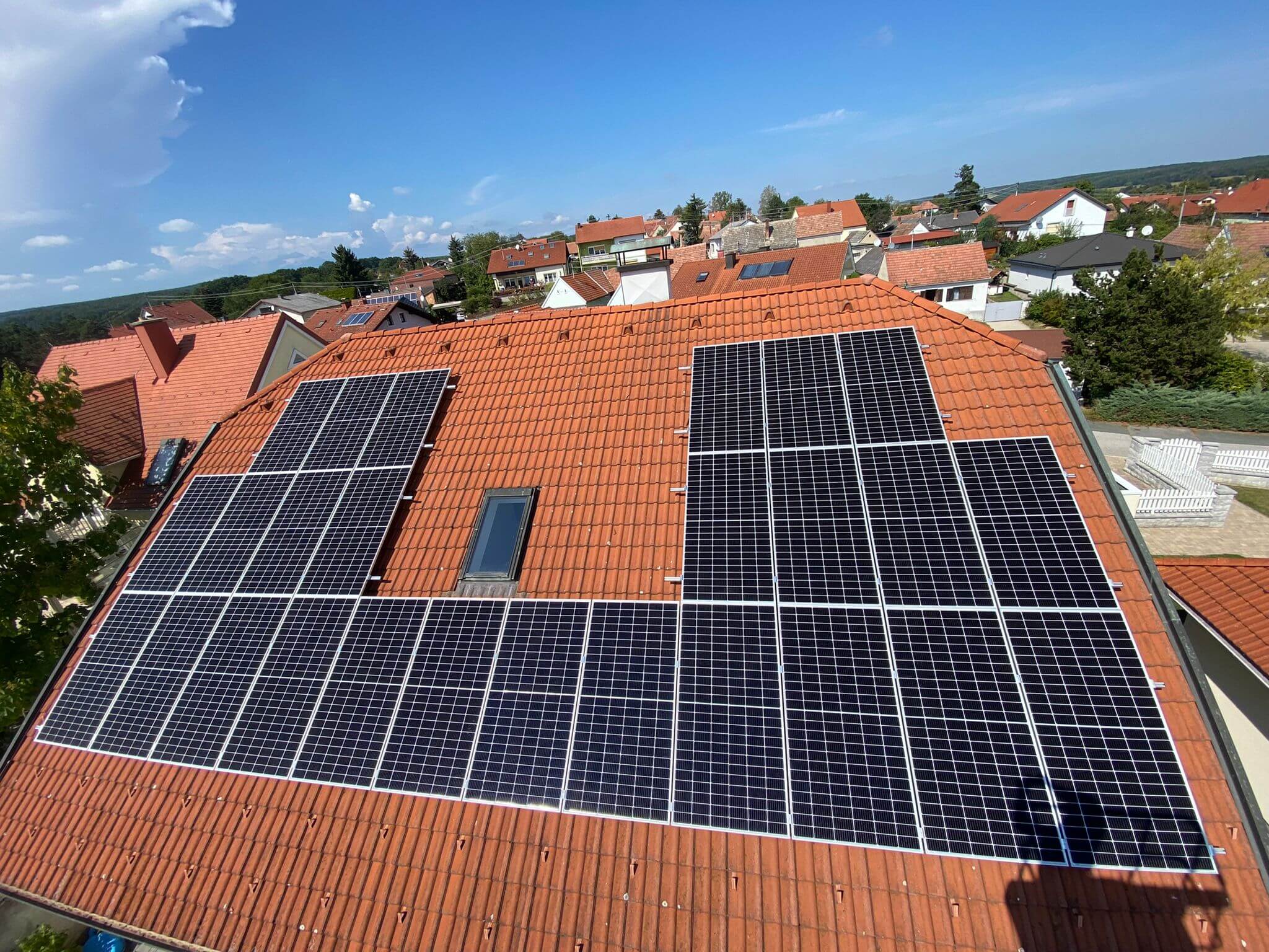 Photovoltaikanlage auf einem roten Dach