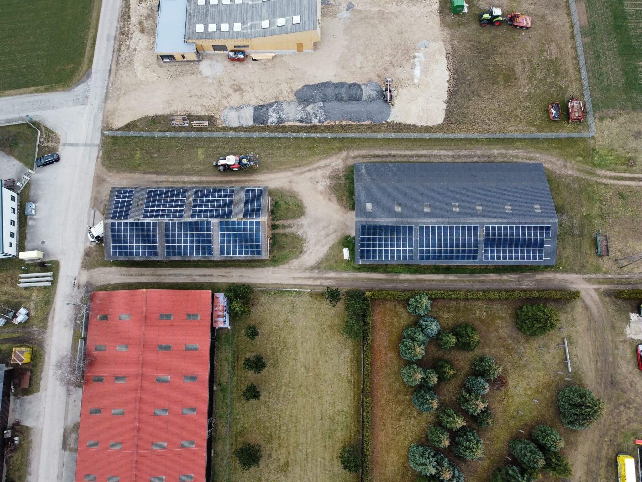 Photovoltaikanlagen auf grauen Dächern bei einer Landwirtschaft